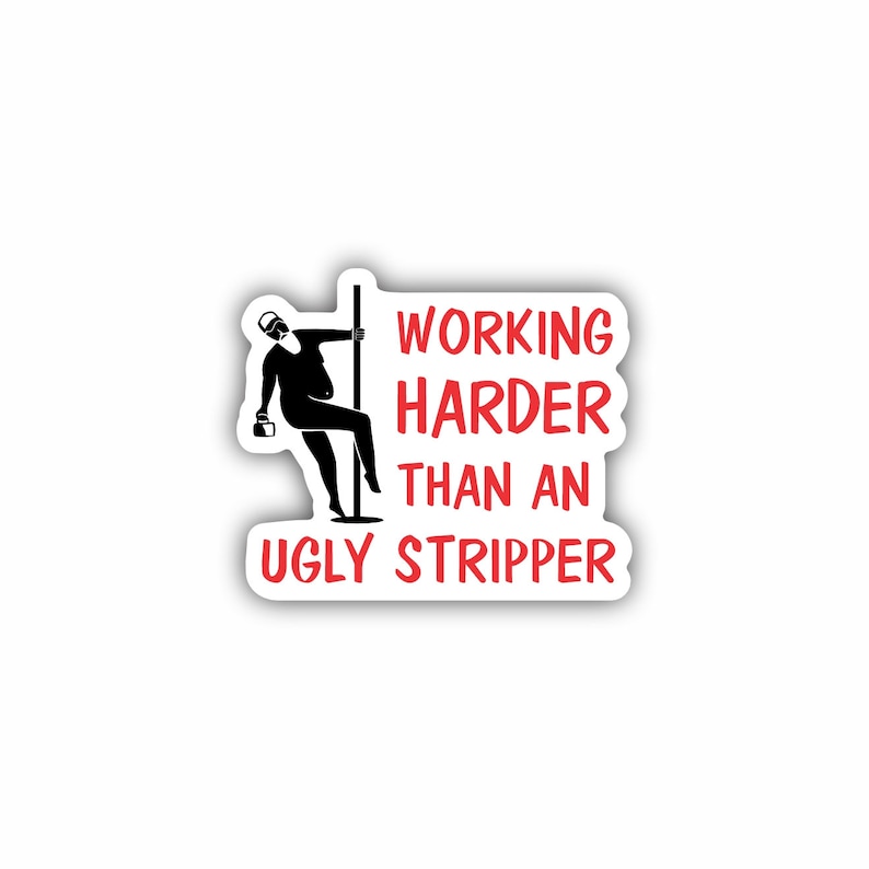 Pu&ograve; includere: Un adesivo bianco e nero con testo rosso che dice "Working Harder Than An Ugly Stripper". L'adesivo presenta una silhouette di una persona che tiene un palo.
