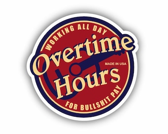 Pode incluir: Um autocolante redondo com fundo vermelho e um design azul marinho e creme. O texto diz "Overtime Hours" e "Working All Day For Bullshit Pay". O autocolante também diz "Made in USA".