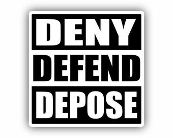 Pode incluir: Um autocolante quadrado com as palavras "DENY DEFEND DEPOSE" em letras brancas a negrito sobre um fundo preto. O texto está disposto em três linhas horizontais, com cada palavra centrada.