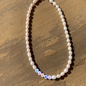 Collar de perlas; collar de perlas personalizado; collar de perlas con nombre; collar de perlas con letras; collar de perlas de agua dulce; joyería de perlas; cristal