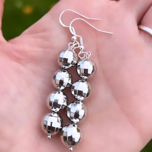 Kolczyki Glitterball; kolczyki Glitterball; wiszące kolczyki Glitterball; srebrne kolczyki Glitterball; efektowne kolczyki; kolczyki na imprezę;