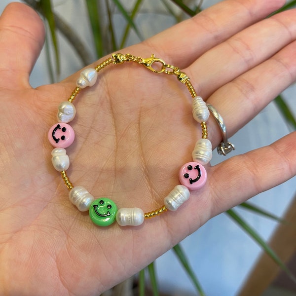 Smile bracelet; smiling face bracelet; pink and green bracelet; pearl bracelet; pink smile bracelet; green smile bracelet; pearl bead bracel