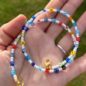 Collar Millefiori; collar de cuentas de flores de vidrio; collar de cuentas; collar de flores; collar delicado; collar de cuentas; collar de cuentas blancas; verano imagen 10
