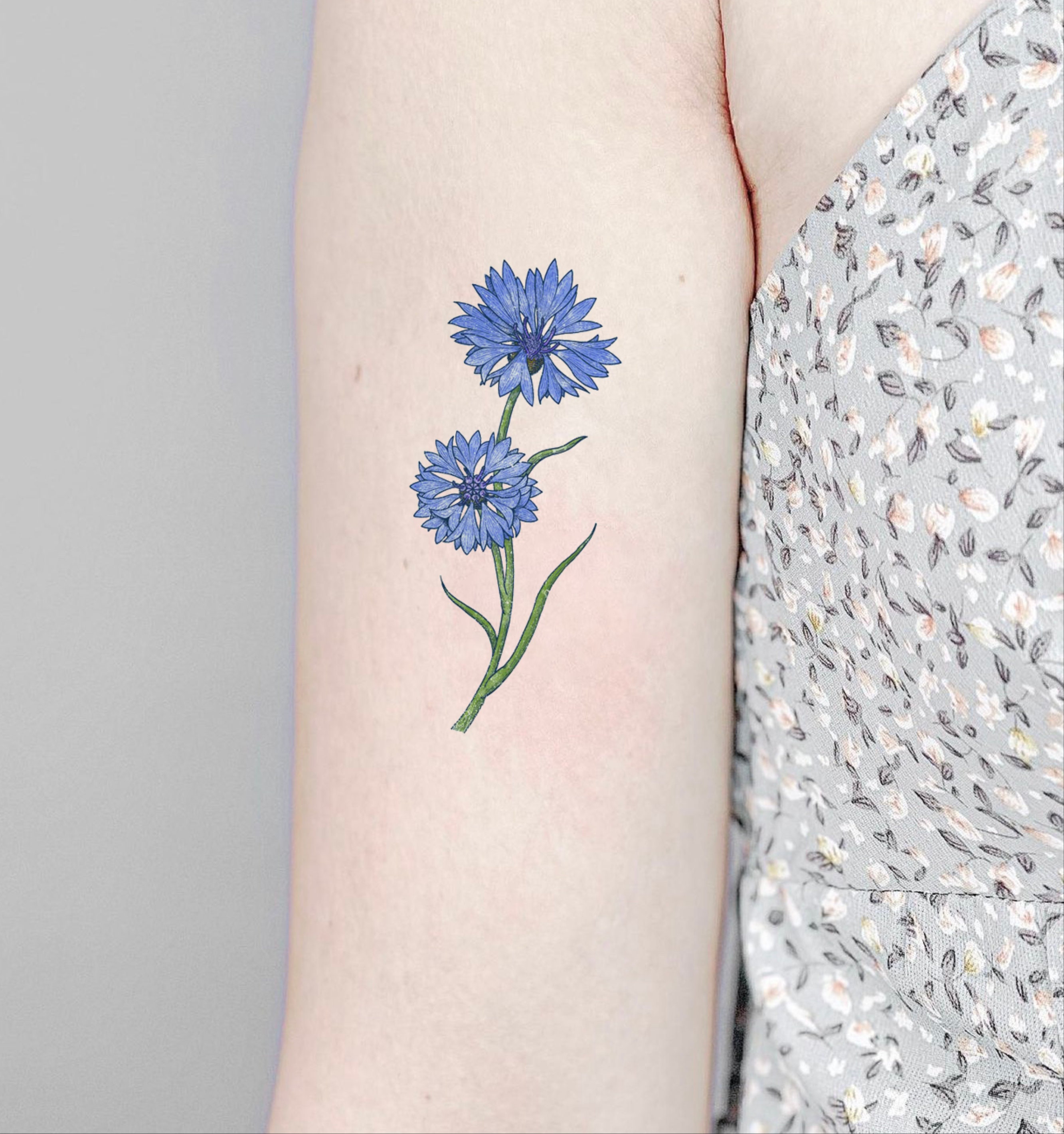 A bouquet of cornflowers with an ear of yellow-blue wheat is the national  symbol of Ukraine. patriotic sketch, flower tattoo idea. stop war in  Ukraine Stock Photo - Alamy