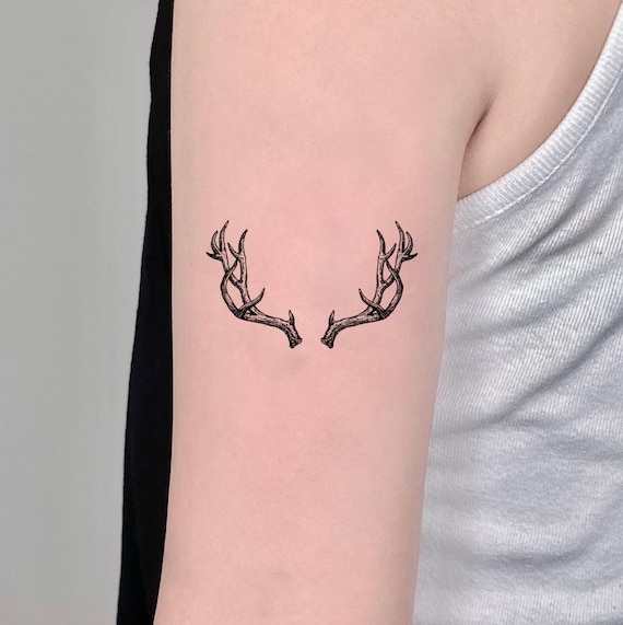 TattooCharm - Antlers and a bouquet of flowers representing each person in  her family. #upperarmtattoo #antlertattoo #flowertattoo | Facebook
