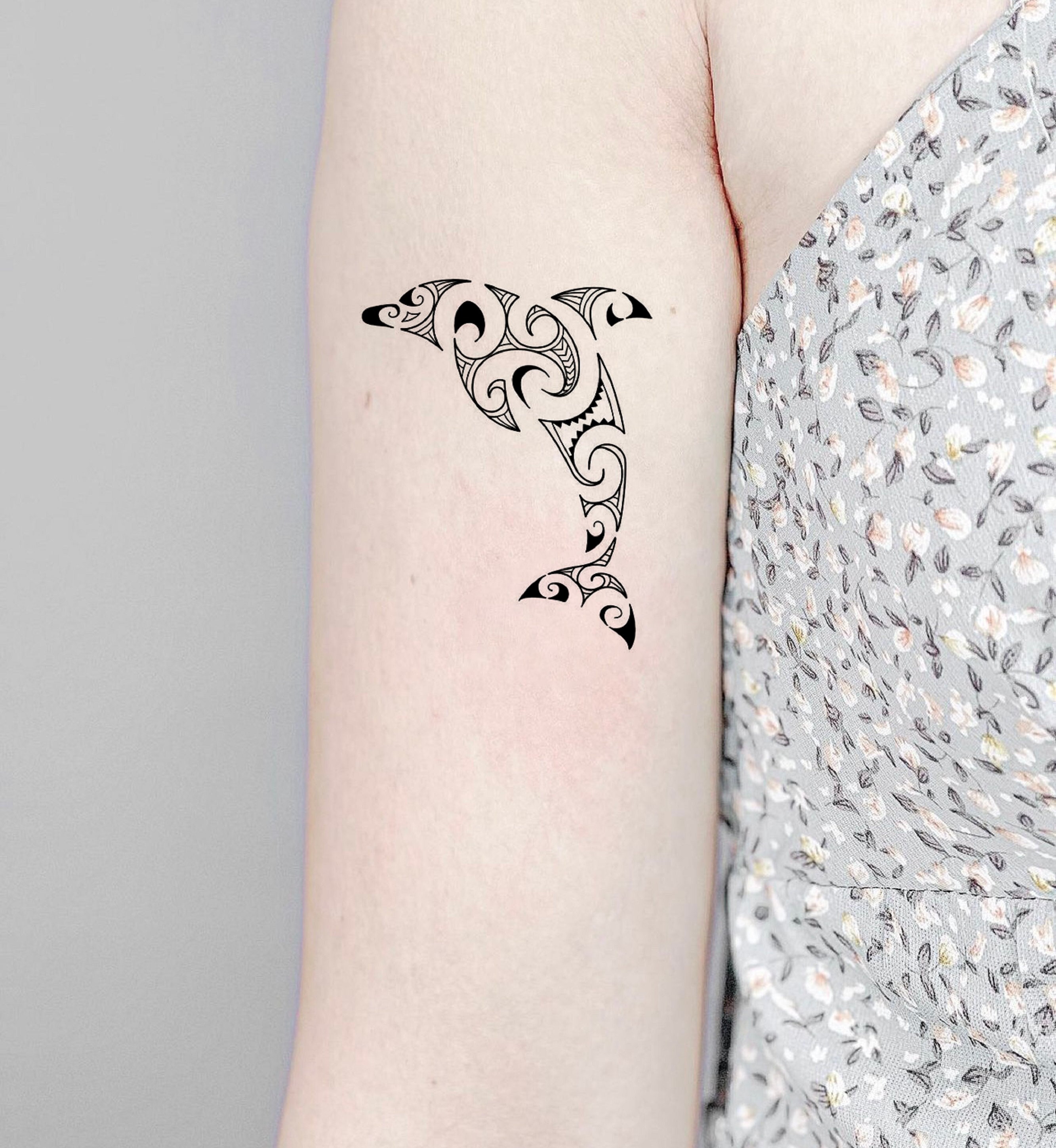 I love this little dolphin! | Tattoos for women, Tiny tattoos, Pretty  tattoos