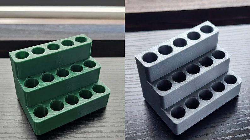 K&ouml;nnte beinhalten: Ein dreistufiger, 3D-gedruckter Organizer mit 18 runden L&ouml;chern, einer in Gr&uuml;n und einer in Grau. Der Organizer ist so konzipiert, dass er kleine Gegenst&auml;nde wie Stifte, Bleistifte oder Pinsel aufnehmen kann.