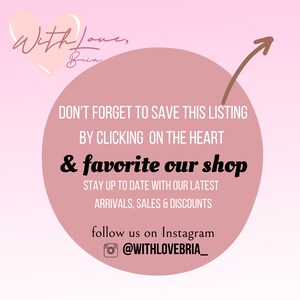 Peut inclure: Cercle rose avec un c&oelig;ur et du texte qui dit "With Love, Bria". Le texte sous le cercle dit "N'oubliez pas d'enregistrer cette annonce en cliquant sur le c&oelig;ur & ajoutez notre boutique &agrave; vos favoris. Restez au courant de nos derni&egrave;res arriv&eacute;es, ventes & r&eacute;ductions. Suivez-nous sur Instagram @WITHLOVEBRIA_"