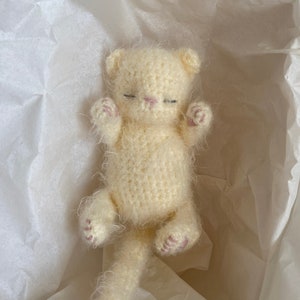 Christmas Gift Newborn Kitten Sleeping Fluffy Cream Toy. Realistic Cat in the basket|crib. Crochet Handmade Gift for Toddlers.