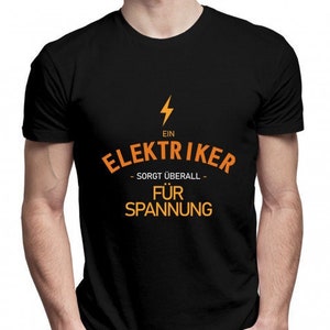 Puede incluir: Camiseta negra con un rayo amarillo y texto naranja que dice "Ein Elektriker - sorgt &uuml;berall - f&uuml;r Spannung".
