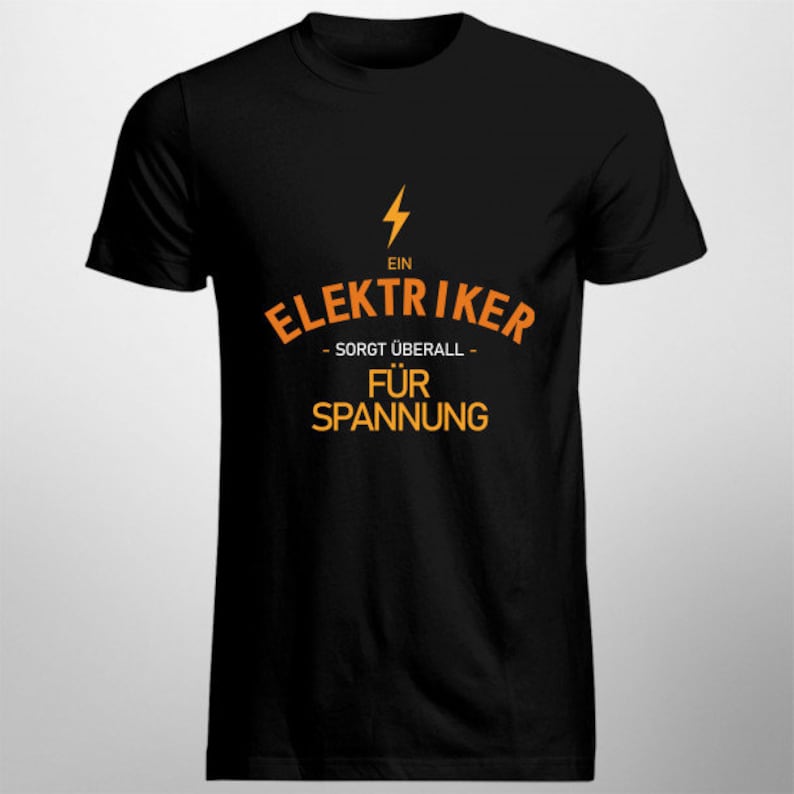 Puede incluir: Camiseta negra con un rayo naranja y el texto "Ein Elektriker - sorgt &uuml;berall - f&uuml;r Spannung"