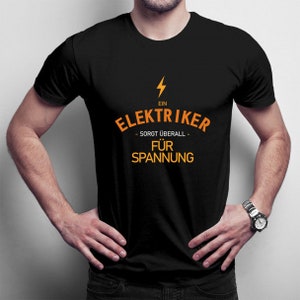 Puede incluir: Una camiseta negra con un gr&aacute;fico naranja que dice "Ein Elektriker - sorgt &uuml;berall - f&uuml;r Spannung".