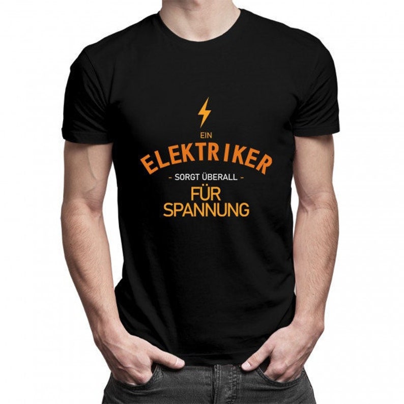 Puede incluir: Camiseta negra con un rayo amarillo y texto naranja que dice "Ein Elektriker - sorgt &uuml;berall - f&uuml;r Spannung".