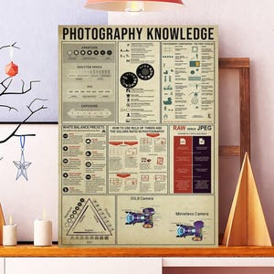 Op de afbeelding: Een set van drie keramische mokken met een gespikkelde, matte afwerking. De mokken zijn in crème, lichtgrijs en donkergrijs. Elke mok heeft een eenvoudig, minimalistisch ontwerp.