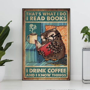 Questo è ciò che faccio, leggo libri, bevo caffè e so cose, poster vintage, gufo legge libri e beve caffè, regalo per gli amanti dei libri