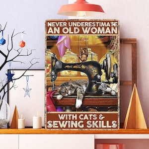 Underskatta aldrig en gammal kvinna med katter och sömnadskunskaper poster, vintage poster katt med sömnad, sömnad älskare presentidé, kattälskare present