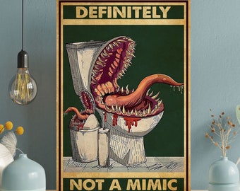 Könnte beinhalten: Ein humorvolles Poster mit einer Illustration eines Monsters, das aus einer Toilette kommt. Das Monster hat scharfe Zähne und eine lange Zunge. Der Text oben lautet "DEFINITELY" und der Text unten lautet "NOT A MIMIC". Der Hintergrund ist dunkelgrün.