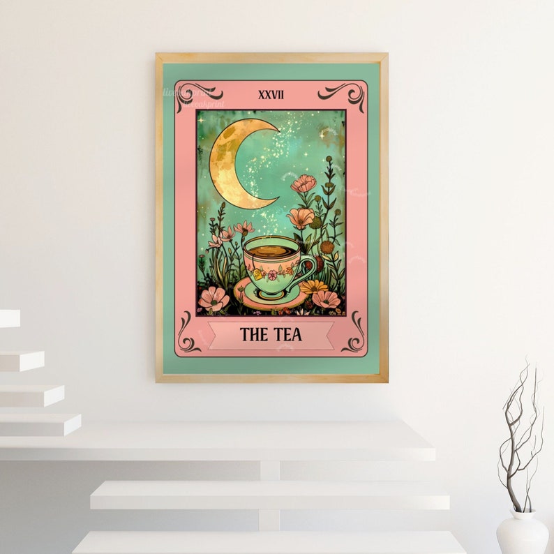 Peut inclure: Impression d'art encadr&eacute;e repr&eacute;sentant une carte de tarot aux tons rose et vert d'eau. La carte illustre une tasse de th&eacute;, un croissant de lune et des fleurs. Le texte "THE TEA" est en bas, avec "XXVII" en haut.