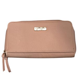 Cartera de mano con estampado de guepardo en color beige de Jessica Simpson: compartimentos con cremallera y diseño elegante como nueva