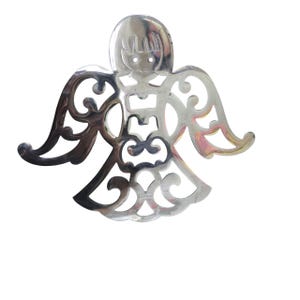 Puede incluir: Adorno de ángel plateado con un diseño calado. El ángel tiene una cara sonriente, alas detalladas y cabello suelto. El adorno de metal brillante es para decoración festiva o del hogar.