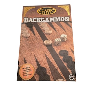 Puede incluir: Un juego de backgammon en caja con las palabras "Classic Games Backgammon" impresas en la parte delantera. El juego incluye un tablero, 30 fichas, 2 dados e instrucciones. Las fichas son negras y beige.
