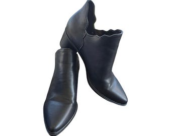Betsey Johnson Molly Black Scallop Pointy Toe Booties Size 9 Western Ankle Boots