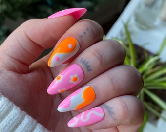 Uñas postizas con combinación de rosa y naranja / Uñas Yin Yang, Uñas retro, Uñas de verano, Uñas con caritas sonrientes, Uñas Y2K, Uñas Euforia