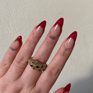 Rote glitzernde französische Spitze PRESS ON NAILS | Französische Nägel, Glitzernägel, glitzernde Rote Nägel, Rote Glitzernägel, Trendige Nägel