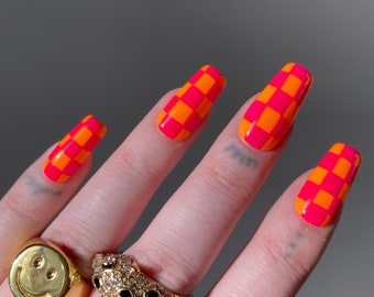 Uñas postizas retro de neón rosa y naranja a cuadros / Uñas con estilo años 70, uñas coloridas, uñas Y2K