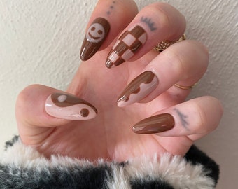 Uñas de gel a presión con diseño Yin Yang a cuadros marrones desiguales / Estampado gráfico