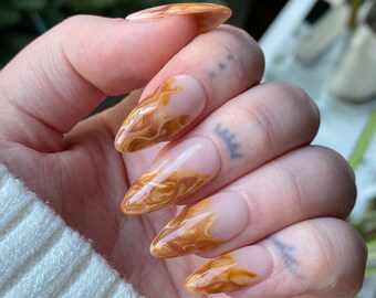 Uñas francesas con efecto mármol marrón / Uñas estéticas, uñas Y2K, uñas otoñales, uñas euforia, uñas festivas, uñas con punta francesa, uñas de mármol
