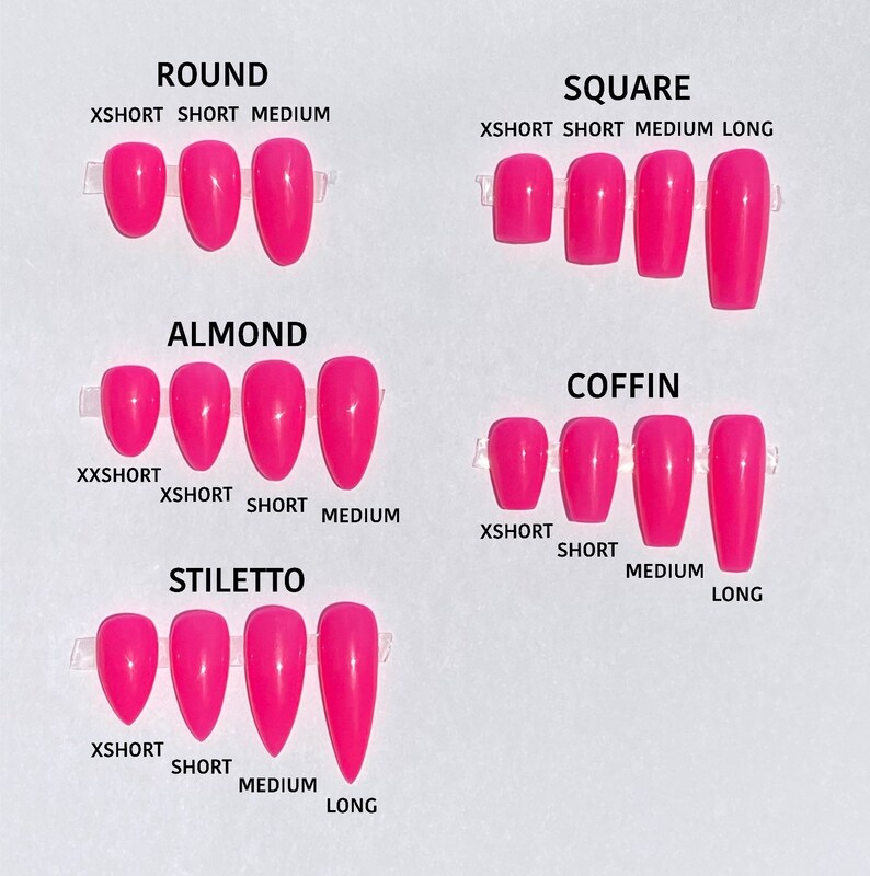 Puede incluir: Un gr&aacute;fico que muestra diferentes formas y tama&ntilde;os de u&ntilde;as. Las formas incluyen redonda, cuadrada, almendrada, ata&uacute;d y stiletto. Cada forma se muestra en cinco tama&ntilde;os: XXShort, XShort, Short, Medium y Long. Las u&ntilde;as son todas de un color rosa brillante.