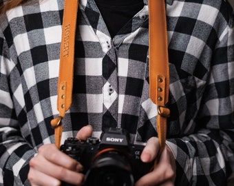 Leder Kameragurt mit Personalisierung - Personalisierter Kameragurt für Sony Sony Xikon Canon - Fotograf Geschenk - Reisegeschenk