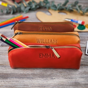 Leren gepersonaliseerde etui - Aangepaste pennenhouder - Slim Artist Case met reliëf - Pen Pouch voor Artist - Gepersonaliseerde kantoorgeschenken