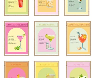 Puede incluir: Nueve tarjetas de recetas de cócteles ilustradas con ilustraciones de acuarela de las bebidas. Las tarjetas están enmarcadas en marrón y tienen un fondo amarillo, rosa o verde. Los cócteles incluyen Bloody Mary, Old Fashioned, Martini, Cosmopolitan, Margarita, Aperol Spritz, Negroni, French 75 y Mojito.