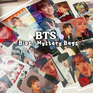Pode incluir: Uma coleção de cartões de fotos com membros do grupo de K-pop BTS. Os cartões estão dispostos em uma ordem aleatória e apresentam diferentes imagens dos membros do grupo. Os cartões são etiquetados com o texto "BTS Bias/Mystery Bags".