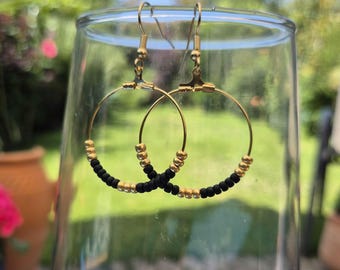 Beaded hoop earrings black and gold on ear wire hooks - Black gold earrings - Seed bead hoop earrings - Black beaded hoop earrings