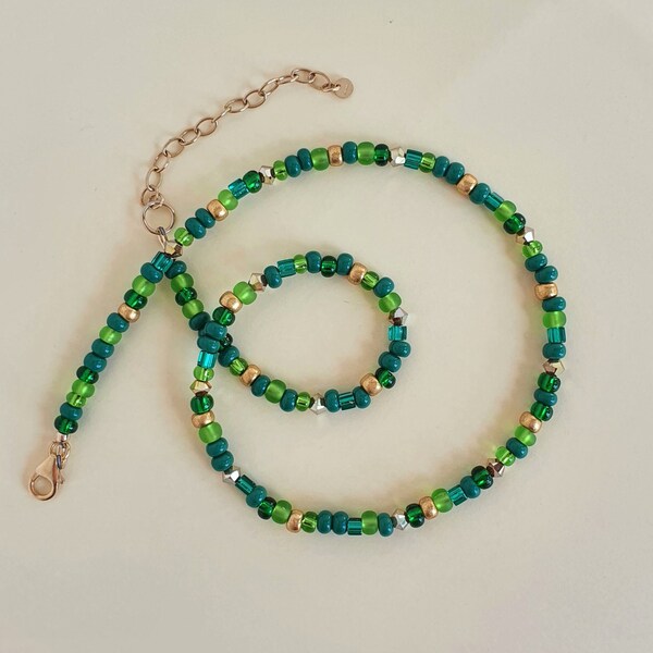 Green and gold necklace 14K gold filled, Green necklace for women, Green beaded necklace, Handmade jewellery UK