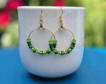 Beaded hoop earrings green  - Emerald green earrings - Seed bead hoop earrings - Green beaded hoop earrings