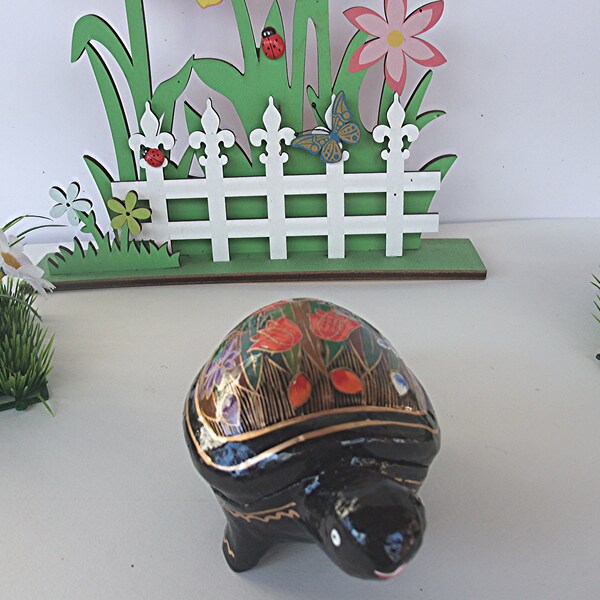 Boite en papier mâché, au choix,  en forme de tortue, au choix