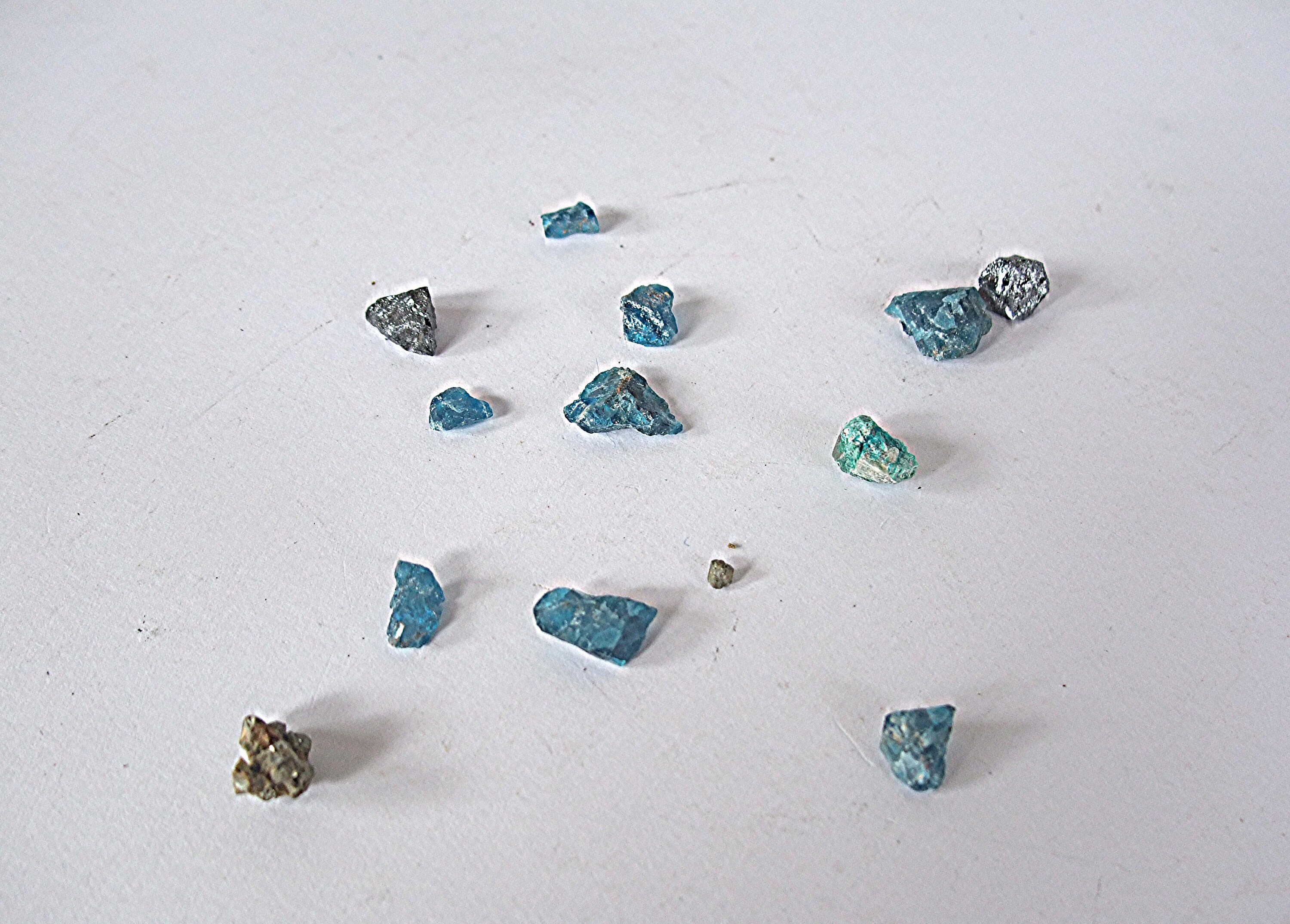 Toutes Petites Pierres Brutes, Lot de 12