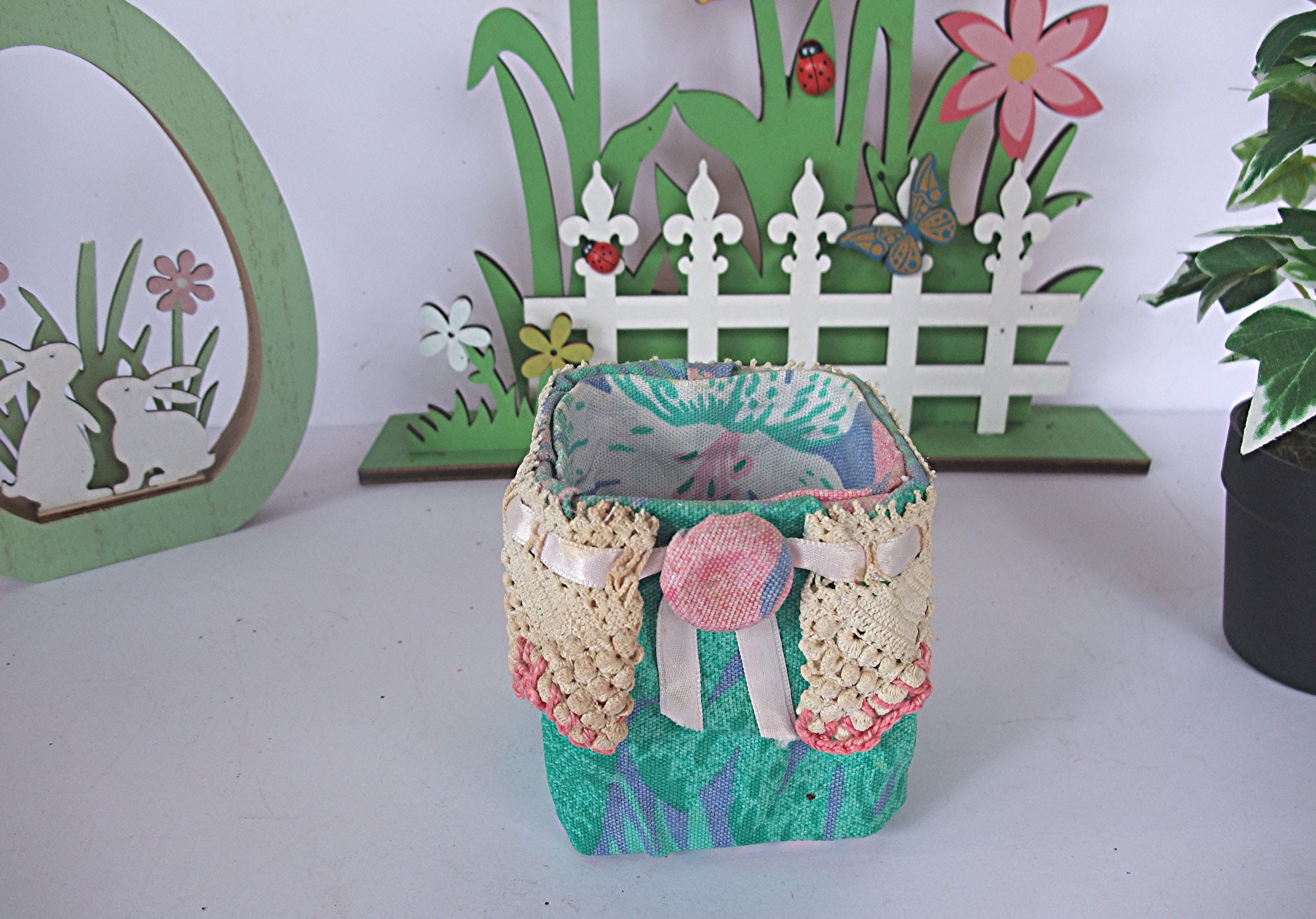 Petite Panière Vintage en Tissu et Dentelle Crochet, Très Rétro