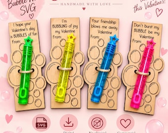 Puede incluir: Cuatro soportes de madera para varitas de burbujas de San Valentín con diseños de burbujas cortados con láser y texto. Cada soporte incluye una varita de burbujas de plástico en verde, amarillo, azul o rosa, asegurada con cordel. El texto incluye frases como I hope your Valentine's day is BUBBLES of fun, I'm BUBBLING of joy my Valentine, Your friendship blows me away Valentine, y Don't burst my BUBBLE be my Valentine.