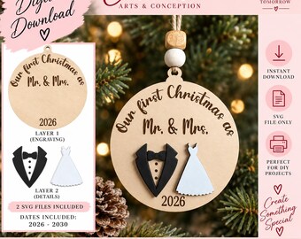 Op de afbeelding: Een ronde houten kerstornament met de gegraveerde tekst Our first Christmas as Mr. & Mrs. en het jaartal 2026. Het ontwerp bevat een zwarte smoking en een witte jurk als uitsparingen, opgehangen aan een jute touwtje met houten kralen.