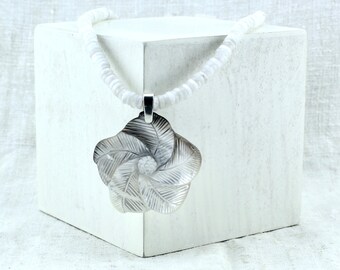 Mother of Pearl Shell Pendant Necklace, Moonstone Choker, Trendy Summer Necklace, Beachy Choker, Floral Statement Necklace