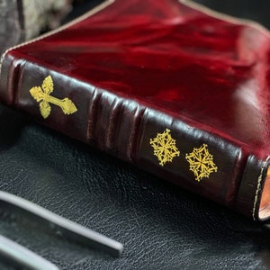 KJV/ NKJV Wide Margin Sovereign Collection Full Grain Leather Bible -