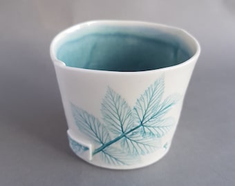 Tea light holder. Porcelain with botanical imprint.