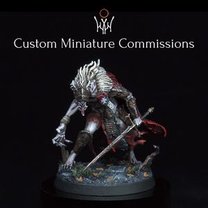 Puede incluir: Una miniatura pintada a medida de un guerrero hombre lobo sosteniendo una espada. La miniatura está pintada en un estilo realista con un abrigo de piel blanco, una capa roja y una armadura plateada.