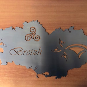 Peut inclure: Une découpe en métal de la région de Bretagne, en France, avec le mot "Breizh" et un motif de nœud celtique.