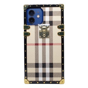 Puede incluir: Una funda para teléfono negra y dorada con un patrón de cuadros. La funda tiene un cierre dorado y un recorte de cámara negro.